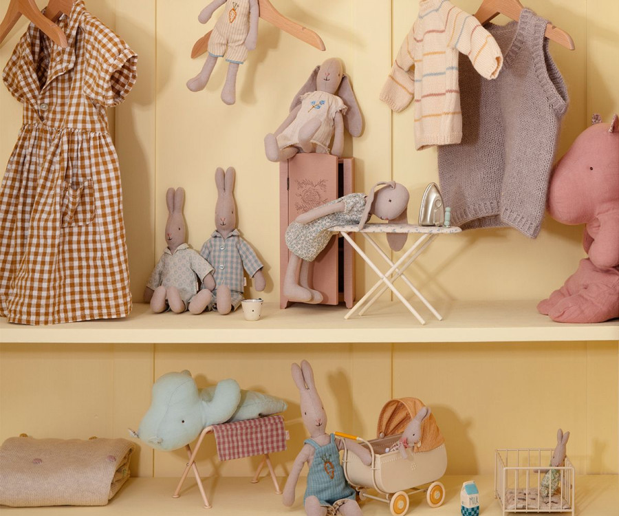 Miniatur-Bügeleisen und Bügelbrett