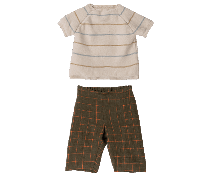 Hase, Größe 5, Hose und Strickpullover