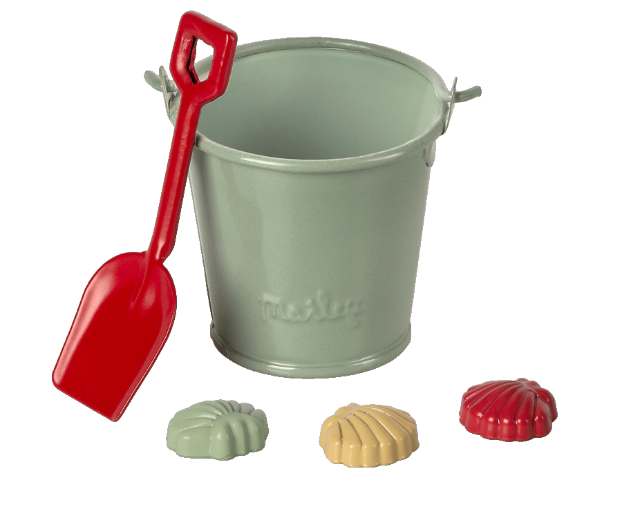 Set de plage - seau, pelle et coquillages
