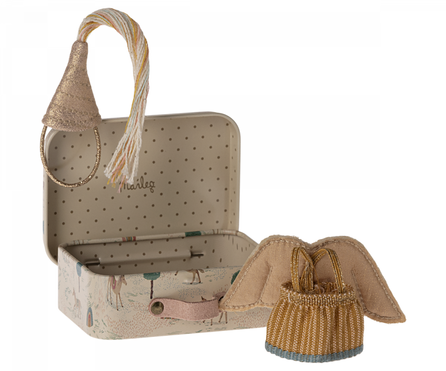 Fairy clothes in suitcase, Little sister mouse